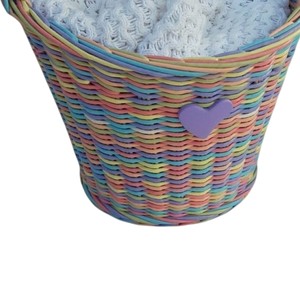 Panier en rotin multicolore pastel avec accent cœur violet, tissé à la main, bac de rangement décoratif mignon pour la décoration intérieure - Product Image 4