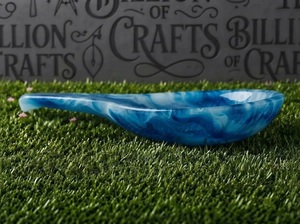 Support à gâteau en résine bleue de haute qualité en forme de cuillère, idéal pour les dattes, les desserts, le chocolat – Élégant plateau de service pour la maison - Product Image 1