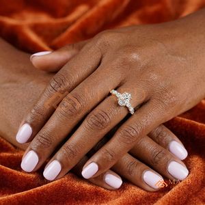 Anillo de compromiso de diamante de corte ovalado con banda de diamantes de engaste compartido – Anillo de joyería nupcial de plata de ley 925 - Product Image 2