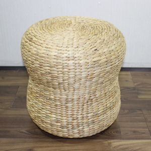 Otomana de Almacenamiento Trenzada de Jacinto de Agua Hecha a Mano en Vietnam, Ecológica, para Sala de Estar - Product Image 1