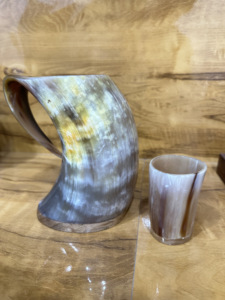 Jarra de Cuerno Natural Tallada a Mano con Base de Madera, Jarra Vikinga para Beber - Product Image 6