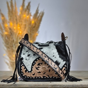 Bolso de hombro impermeable de cuero genuino estilo bohemio con estampado de piel de vaca, decoración de borlas y estilo bandolera para mujer. - Product Image 5