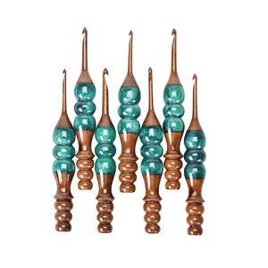 Crochet ergonomique en résine et bois de qualité supérieure avec poignée perlée, prise en main douce, outil artisanal fait main pour le tricot et les projets de bricolage - Product Image 1