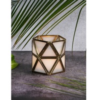 Nouvelle Arrivée Porte-bougie en Fer Géométrique Durable avec Panneaux en Verre Dépoli Résistant à la Chaleur Couleur et Taille Personnalisables pour la Décoration Intérieure
