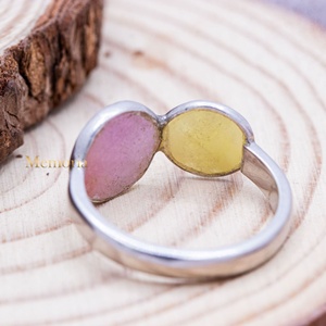 Vente en gros d'anneaux en argent sterling 925 massif avec saphir jaune et rose naturel serti dans un clos, deux pierres, bijoux Memoria - Product Image 4