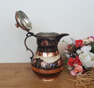 Pichet à eau élégant en cuivre, design raffiné, fait main, idéal pour l'entrée des invités, les repas en famille et les idées cadeaux, provenant d'Inde. - Product Image 1