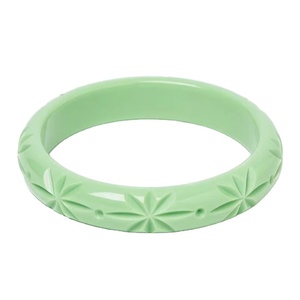 Pila de brazalete de resina multicolor con aspecto antiguo acabado a mano, regalo de joyería perfecto para ella, para montañas, playas o fiestas - Product Image 1