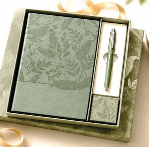 Coffret cadeau carnet et stylo à fleurs en relief vert sauge, boîte en cuir PU - Product Image 1