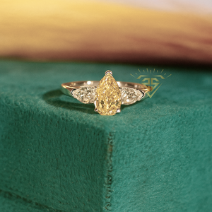 Anillos de Compromiso de Diamantes Amarillos Vívidos de Alta Calidad de 2.50 CTW, Anillos de Diamantes Cultivados en Laboratorio con Certificación IGI, Anillo de Diamantes de Tres Piedras - Product Image 3