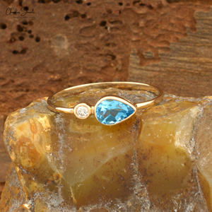 Fournisseurs en gros de premier plan : Bague d'accentuation en topaze bleue suisse taille poire 6x4mm avec sertissage clos de diamants en or jaune massif 14 carats pour mariée - Product Image 6