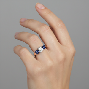 Anillo de Compromiso con Tres Piedras de Diamante Corte Princesa Creado en Laboratorio Stonewels, con Piedras Laterales de Zafiro Azul, Estilo Vintage - Product Image 5