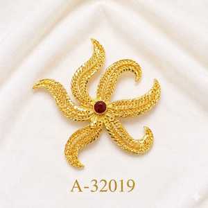 Broche Fleur Dorée MOLL JEWELLERS avec Pierre Zircon Rouge, Bijou Vintage en Alliage Plaqué Or pour Femme, Certifié par un tiers, Cadeau Tendance - Product Image 1