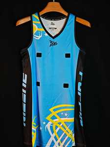 Maillot de netball personnalisé PUFFIN SPORTS sans manches, col en V, impression sublimée, évacuation de l'humidité, 100 % polyester, coupe athlétique pour homme - Product Image 1