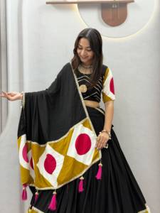Ensemble Lehenga haut de gamme en pur coton entièrement cousu avec de lourdes broderies à la main, des motifs Gotta Patti authentiques et des Latkan traditionnels faits à la main - Product Image 2