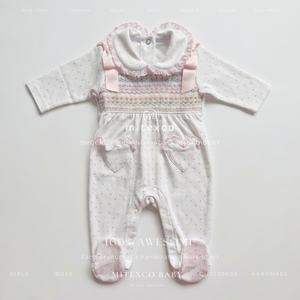 Mono enterizo de bebé niña con patrón de lunares y bolsillos de corazón, de manga larga, suave, con smock hecho a mano, para recién nacido, venta al por mayor. - Product Image 1
