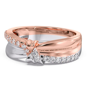 Anillo Cruzado de Dos Tonos con Diamantes en Forma de Lazo - Product Image 3