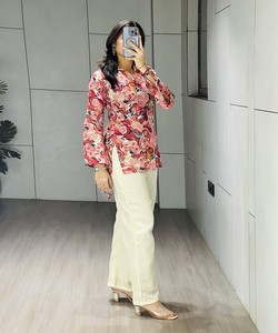 ชุดเสื้อปาลาซโซผ้าฝ้ายแคมบริคพิมพ์ลายตกแต่งฟอยล์พร้อมด้วยผ้าดอริด้านหลัง สวมใส่ได้ทุกวัน ราคาขายส่ง เสื้อผ้าชาติพันธุ์ สีชมพู - Product Image 2