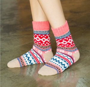 Chaussettes audacieuses et colorées en coton, designs modernes, respirantes et élégantes pour le streetwear, les tenues décontractées et quotidiennes, pour l'hiver, montantes à la cheville - Product Image 4