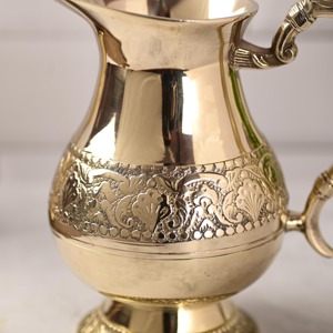 Carafe décorative élégante de qualité supérieure, finition dorée, gravée par un designer, pour la maison, les repas et les cadeaux, provenant d'Inde. - Product Image 3