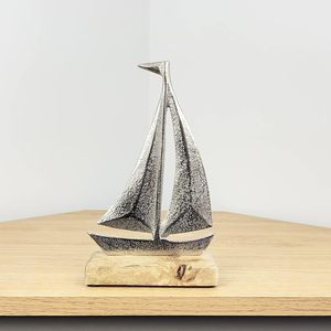 Grande sculpture de bateau à voile en aluminium sur socle en bois, ornement nautique argenté pour la décoration intérieure du salon ou du bureau - Product Image 3