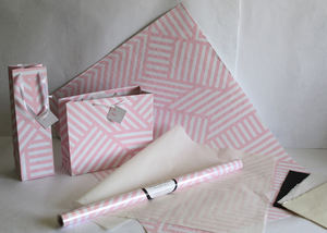 Papel de Regalo Personalizado con Rayas Impresas en Zigzag Rosa sobre Blanco, 100 GSM, Papel de Algodón Reciclado, Libre de Madera y Ácido - Product Image 3