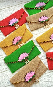 Élégantes pochettes en jute avec broche en acrylique lotus et pompons de perles pour femmes, mode ethnique et cadeaux festifs - Product Image 2