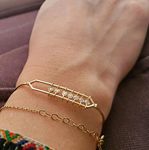 Bracelet manchette géométrique en or jaune avec diamants de laboratoire - Product Image 3