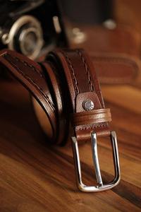Ceinture en cuir véritable de luxe avec boucle en métal, service de marque privée de Divine International - Product Image 6