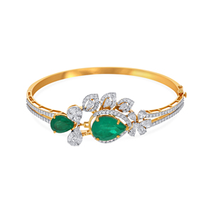 Bracelet en or 18 carats exquis serti de diamants, orné de magnifiques pierres précieuses d'émeraude naturelle et de détails floraux complexes en diamant. - Product Image 2
