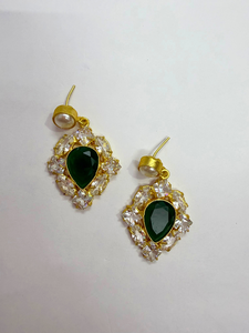 Conjunto de Joyería Clásico Hecho a Mano con Cristales de Zafiro Verde, Perlas, Pendientes Colgantes y Maangtika, Chapado en Oro de 18K, con Piedras Verdes de Madreperla - Product Image 3