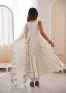 Costume Anarkali traditionnel indien pakistanais pour femmes en soie blanche avec dupatta, coupe ample, longueur au sol, tenue de mariage - Product Image 6