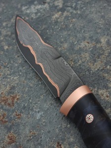 Cuchillo de Caza de Acero de Damasco y Cobre Hecho a Mano por Edge Master, Mango de Resina Negra, Forjado a Medida, Punta Caída, 10 Pulgadas - Product Image 2