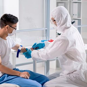 Overoles Desechables Microporosos Blancos Extra Grandes, Paquete de 5, Trajes Ligeros para Materiales Peligrosos, con Capucha, Puños Elásticos y Protección Lumbar - Product Image 5