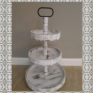 Soporte de Madera de Pino para Tartas de 3 Niveles, Estilo Shabby Chic, Color Blanco, Venta al por Mayor |   Hecho a Mano - Product Image 1