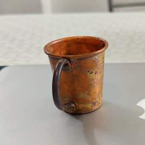Vaso de chupito hecho de cobre con tapa con acabado antiguo que parece clásico y de estilo antiguo, utilizado en bares y restaurantes. - Product Image 2