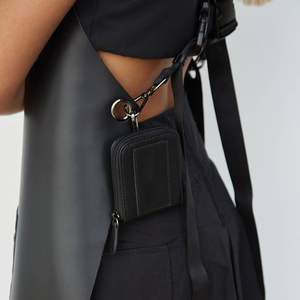 Delantal de Cuero Sintético PU Blanco con Logotipo Personalizado Sublimado, Delantal Lavable para Peluquería, Floristería, Barman, Limpieza y Uso en Barbacoas - Product Image 2