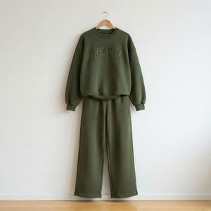 Ensemble de survêtement oversize vert olive pour femme – Sweat-shirt à col rond et pantalon de jogging large – Tenue décontractée, streetwear et sportswear deux pièces - Product Image 1