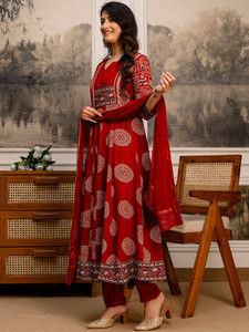 Ensemble Anarkali rouge imprimé numérique pour femme avec dupatta, en rayonne traditionnelle, longueur cheville, séchage rapide, tenue ethnique Inde Pakistan pour mariage - Product Image 3