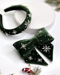 Barrette à cheveux en satin vert de luxe, nœud en ruban flocon de neige en cristal, écologique, faite à la main, 13 cm, accessoires pour cheveux de Noël - Product Image 1
