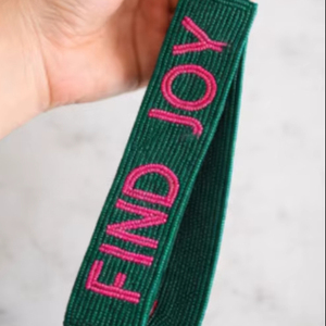 สายคล้องข้อมือแฟชั่นแบบปรับได้ประดับลูกปัด ดีไซน์สายรุ้ง Find Joy ทำมือ พร้อมสายคล้องชื่อส่วนตัวและที่ใส่กุญแจ - Product Image 1
