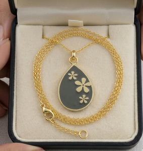 Collier pendentif artisanal en laiton avec gravure florale et émail brun café pour un look raffiné et artisanal - Product Image 1