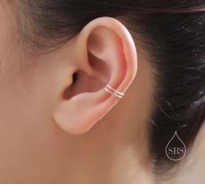 Pendiente tipo ear cuff con acabado de lámina arrugada en plata de ley, disponible en plata o oro, sin perforación, con efecto fundido y martillado. - Product Image 3