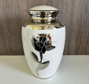 Urna Funeraria de Latón Estilo Americano con Grabado de Rosas y Acabado Perla Blanca Meena, Personalizada al por Mayor, para Cenizas Humanas Adultas, 10 Pulgadas, 220 Cúbicos - Product Image 1