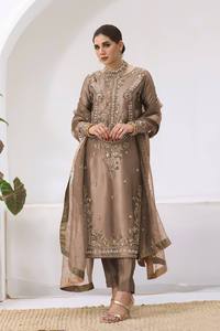Traje de Diseño Color Mocha Marrón Estilo Boutique Pakistaní, Colección Eid con Costuras de Seda Choo - Product Image 2