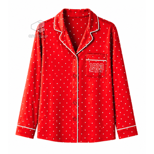 Delta |   Sigma |   Conjunto de Pijama para Mujer Theta Sorority con Estampado de Corazones Rojos, Botones al Frente, Manga Larga, Cuello con Muescas y Ribete en Contraste - Product Image 2