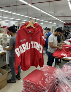 Sweats à capuche zippés en molleton bouclette effet délavé 400 GSM, style streetwear, broderie vieillie et strass sur toute la surface - Product Image 1