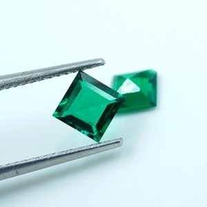 Paire d'émeraudes zambiennes cultivées en laboratoire : pierres précieuses vertes facettées carrées (5x5x2,5 mm) - Product Image 5
