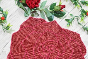 Set de Napperons Décoratifs Faits Main en Tissu Rose Rouge de Luxe, Forme Fleur, 450mm, Écologiques, Durables et Classiques - Product Image 3