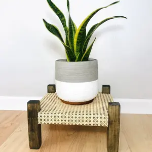 现代风格室内植物支架，带藤条织带凸起的波西米亚植物支架藤条植物支架乔迁礼品