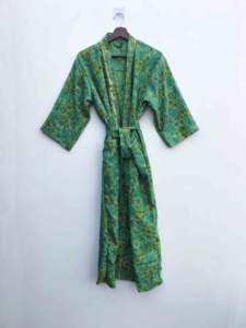 Kimono de Seda Pura con Parches, Túnica Larga para Dormir o Cubrir el Bikini, Kimono de Sari de Seda Reciclada Vintage Hecho a Mano en India - Product Image 2